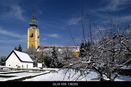 Pásztó, Oskolamester háza és a katolikus templom-stock-foto