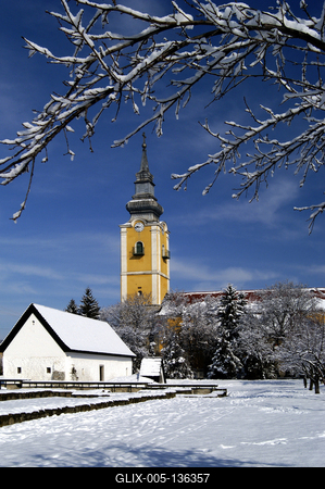 Pásztó, Oskolamester háza és a katolikus templom-stock-foto