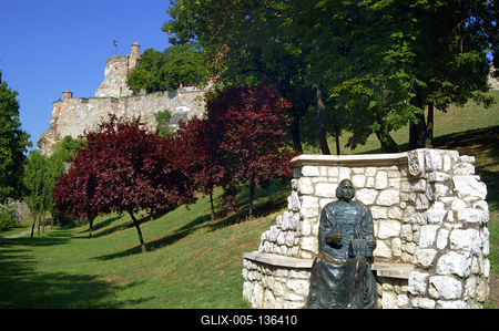Esztergom, a délkeleti várfok és várfalak-stock-foto