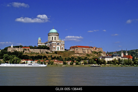 Az Esztergomi bazilika és a vár látképe a Dunával-stock-foto