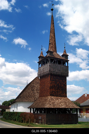 Tiszacsécse, református templom a haranglábbal-stock-foto