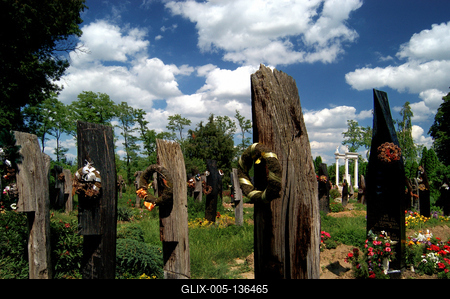 Csónakos fejfák a szatmárcsekei református temetőben-stock-foto