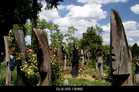 Csónakos fejfák a szatmárcsekei református temetőben-stock-foto