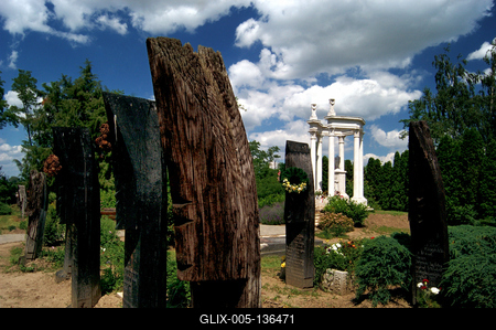 Csónakos fejfák a szatmárcsekei református temetőben-stock-foto