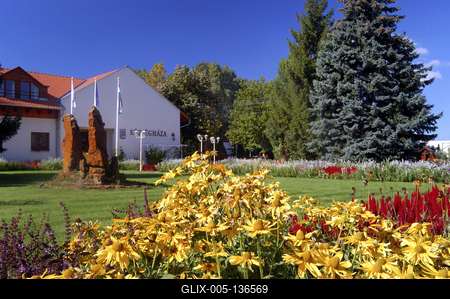 Csemő, a virágos falu-stock-foto