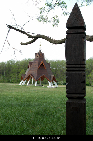 Pusztavacs, jeltorony az ország földrajzi középpontján-stock-foto