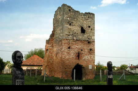 Pusztavacs, Árpád-kori templomrom-stock-foto