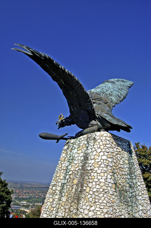 Tatabánya, Turulszobor a Kő-hegyen-stock-foto