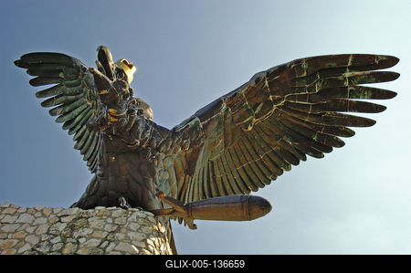 Tatabánya, Turulszobor a Kő-hegyen-stock-foto