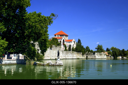 A Tatai vár az Öreg-tó partján-stock-foto