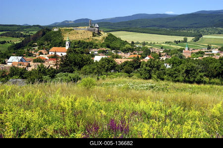 A Nógrádi vár látványa a Börzsönyben-stock-foto