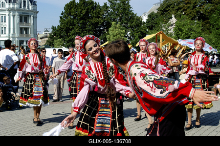 Néptáncosok Nyíregyháza belvárosában-stock-foto