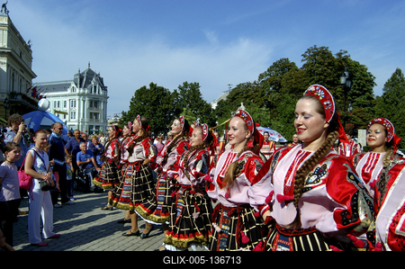 Néptáncosok Nyíregyháza belvárosában-stock-foto