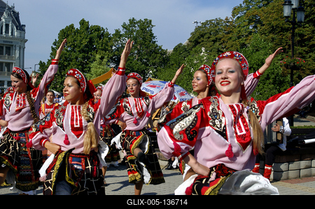 Néptáncosok Nyíregyháza belvárosában-stock-foto