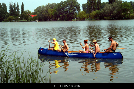 Ráckeve, vizitúrázók a Dunán-stock-foto