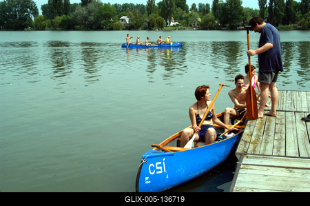 Ráckeve, vizitúrázók a Dunán-stock-foto