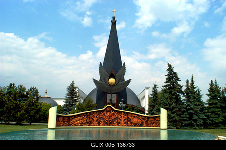 Százhalombatta, a Csodaszarvas kút és a Szent István templom-stock-foto