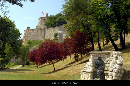 Esztergom, a délkeleti várfok és várfalak-stock-foto