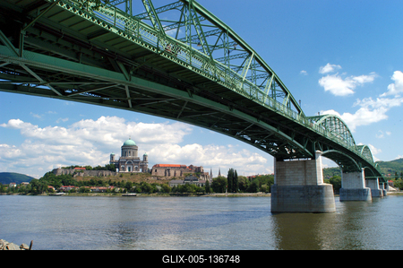 Esztergom, a Mária Valéria híd és a Bazilika-stock-foto