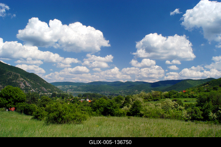 Dömös, látkép a Börzsönyre-stock-foto