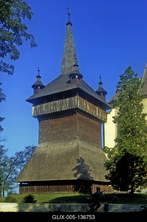 Nyírbátori református templom és harangláb-stock-foto