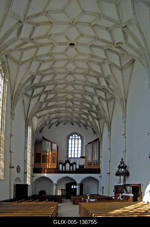 Nyírbátori református templom és harangláb-stock-foto