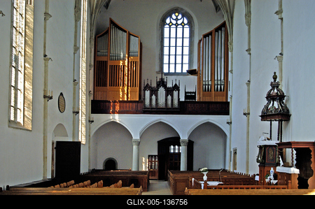 Nyírbátori református templom és harangláb-stock-foto