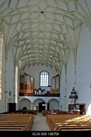 Nyírbátori református templom és harangláb-stock-foto