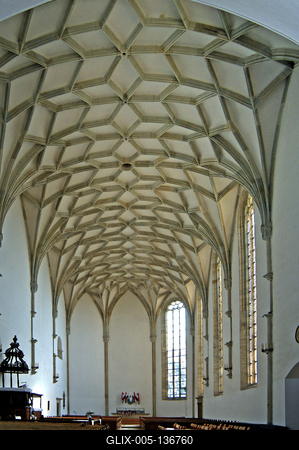 Nyírbátori református templom és harangláb-stock-foto