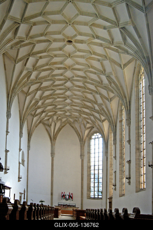 Nyírbátori református templom és harangláb-stock-foto