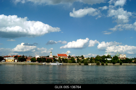 Vác látképe a Dunával-stock-foto