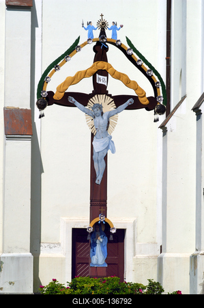 Kereszt a zalalövői Szent László templom előtt-stock-foto