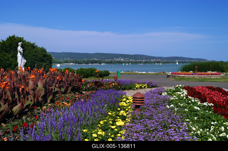 A keszthelyi móló előtti park-stock-foto