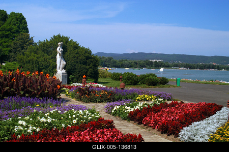 A keszthelyi móló előtti park-stock-foto