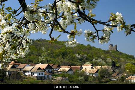 Hollókő, az Ófalu és a Hollókői vár-stock-foto
