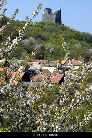 Hollókő, az Ófalu és a Hollókői vár-stock-foto