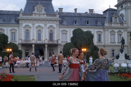 Táncos rendezvény a keszthelyi Festetics-kastélyban-stock-foto