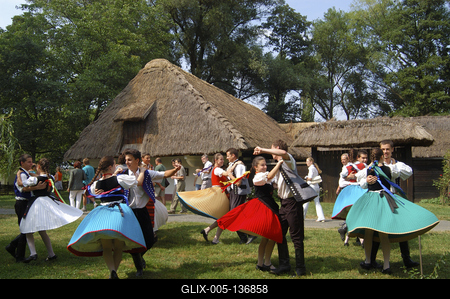 Néptáncosok a zalaegerszegi falumúzeumban-stock-foto