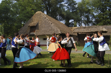 Néptáncosok a zalaegerszegi falumúzeumban-stock-foto