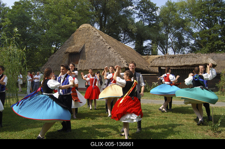 Néptáncosok a zalaegerszegi falumúzeumban-stock-foto