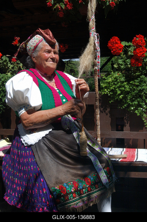 Hollókői népviselet-stock-foto