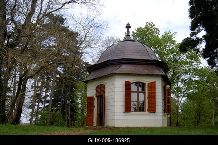Gödöllő, Királydombi pavilon a kastélyparkban-stock-foto