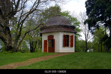 Gödöllő, Királydombi pavilon a kastélyparkban-stock-foto