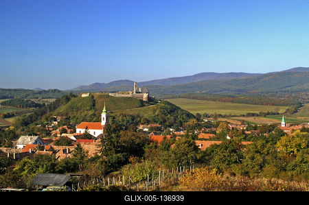 A Nógrádi vár látványa a Börzsönyben-stock-foto