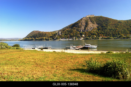 A Duna és a Visegrádi vár (Fellegvár) látványa-stock-foto