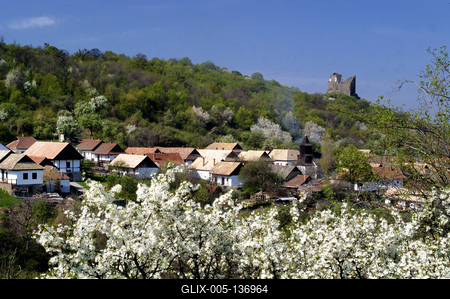 Hollókő, az Ófalu és a Hollókői vár-stock-foto