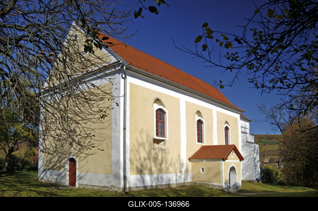 Alsópetény, római katolikus templom-stock-foto