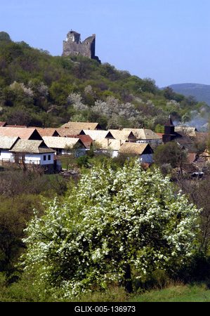 Hollókő, az Ófalu és a Hollókői vár-stock-foto