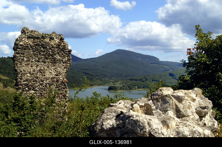 Pásztó, a Hasznosi vár és a víztározó-stock-foto