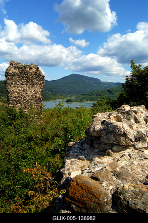 Pásztó, a Hasznosi vár és a víztározó-stock-foto